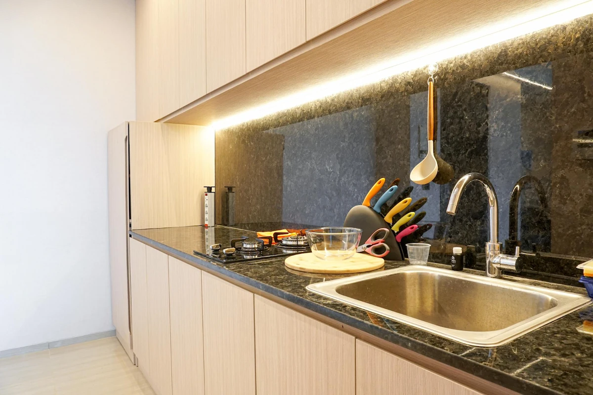 Meja Kompor dan Wastafel Cor dengan Lampu LED